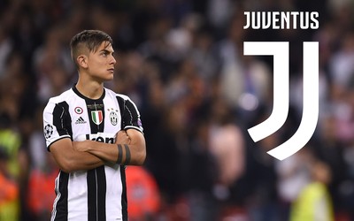 IM电竞热评-迈尼昂金手套奖杯陈列家中